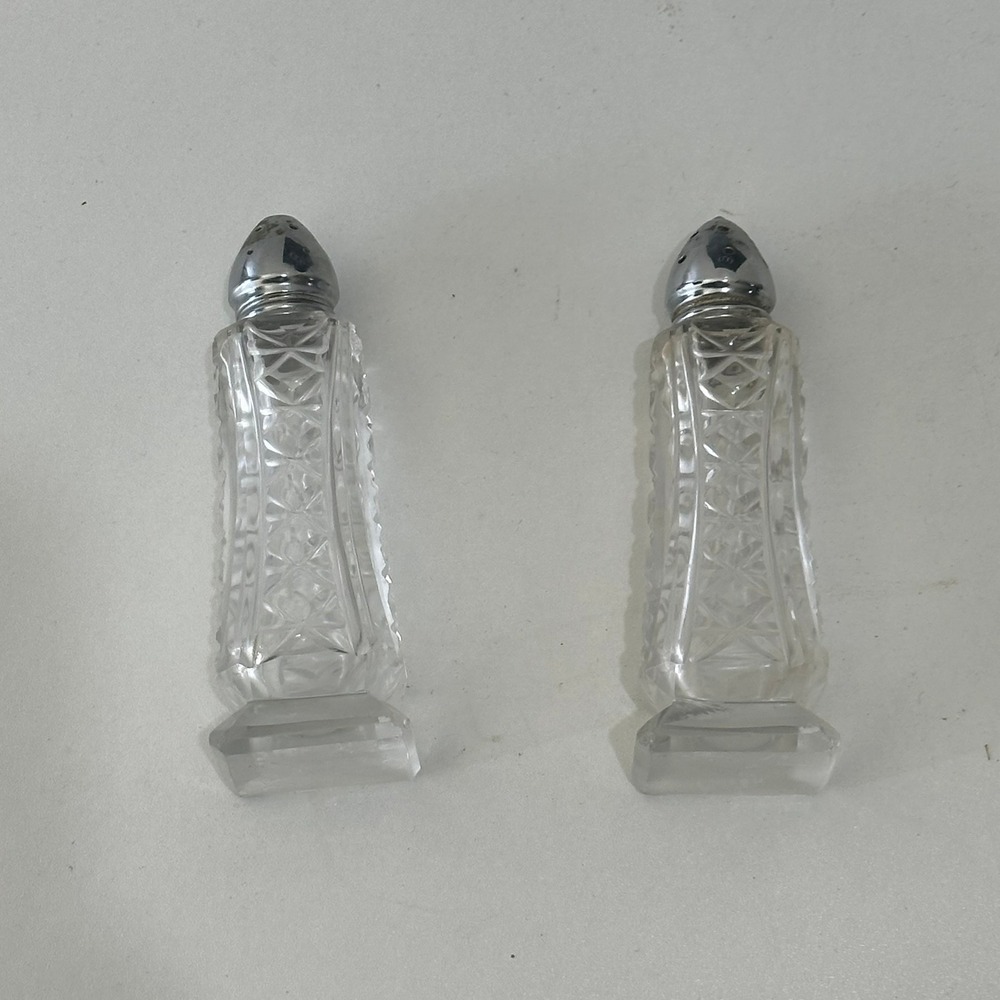 Vintage Crystal Salt Pepper‎ Shakers Silver Tops Clear Embossed Design